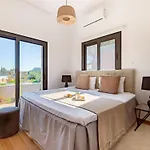 Sanders River Plaza شقة