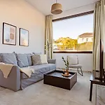 Sanders River Plaza شقة