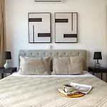 Sanders River Plaza شقة