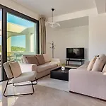 Sanders River Plaza شقة *